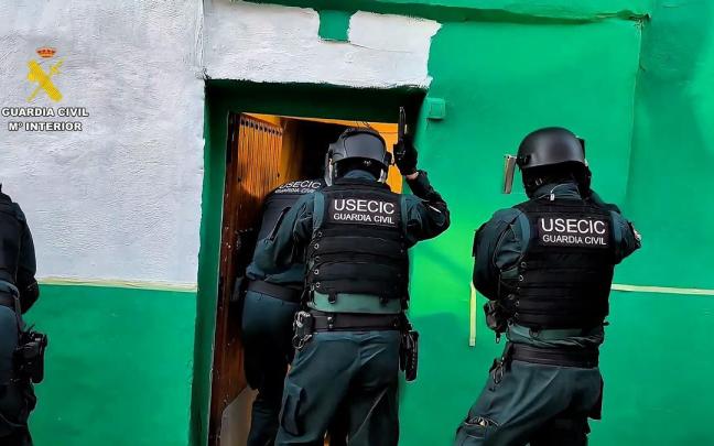 Han sido detenidas 14 personas. Tres de ellas vivían en la casa ocupada y el resto se beneficiaba de las estafas a costa del anciano perjudicado