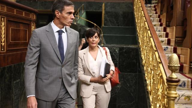 El presidente del Gobierno, Pedro Sánchez, y ministra de Vivienda y Agenda Urbana, Isabel Rodríguez, a su llegada a una sesión plenaria.
