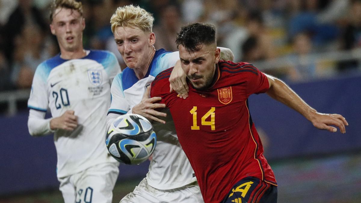 Cole Palmer y Anthony Gordon pugnan por el balón con Aitor Paredes.