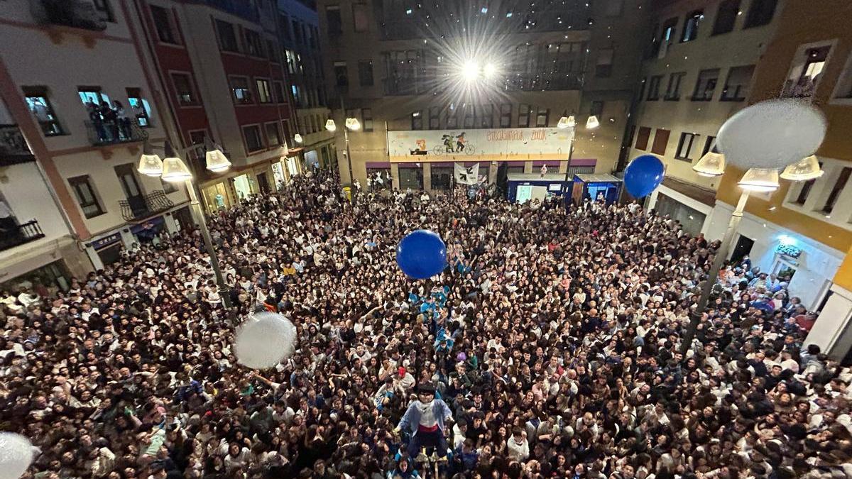 Numeroso público ha abarrotado la plaza del ayuntamiento para presenciar el inicio de los festejos