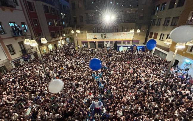 Numeroso público ha abarrotado la plaza del ayuntamiento para presenciar el inicio de los festejos
