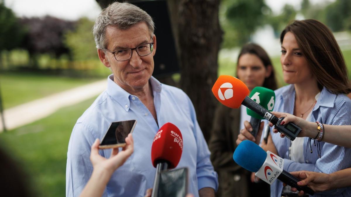 El líder del PP, Alberto Núñez Feijóo, responde a los periodistas.