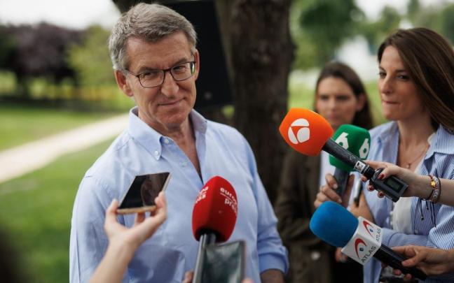 El líder del PP, Alberto Núñez Feijóo, responde a los periodistas.