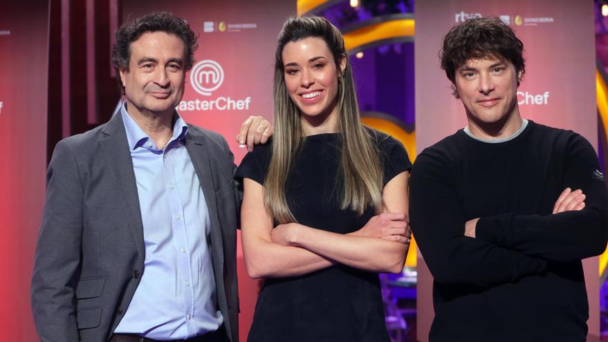 Pepe Rodríguez, Marta Sanahuja y Jordi Cruz posan en el photocall de la presentación de 'MasterChef 14', a 26 de marzo de 2027.