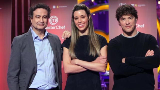 Pepe Rodríguez, Marta Sanahuja y Jordi Cruz posan en el photocall de la presentación de 'MasterChef 14', a 26 de marzo de 2027.