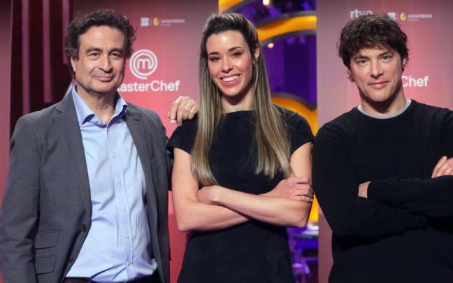 Pepe Rodríguez, Marta Sanahuja y Jordi Cruz posan en el photocall de la presentación de 'MasterChef 14', a 26 de marzo de 2027.
