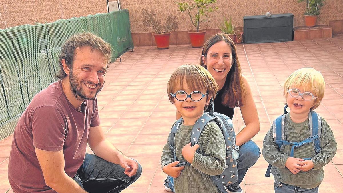 Alexander Bolado y Begoña Hernández posan con sus hijos Beñat y Alex, de dos años, que empezarán el colegio este curso. | FOTO: CEDIDA