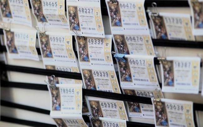 Un panel con diferentes boletos de lotería.