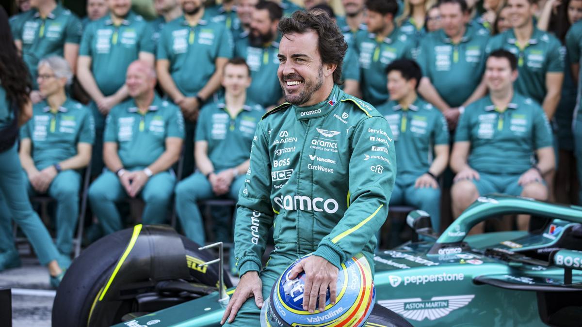 Fernando Alonso, junto a los miembros de la escudería Aston Martin.
