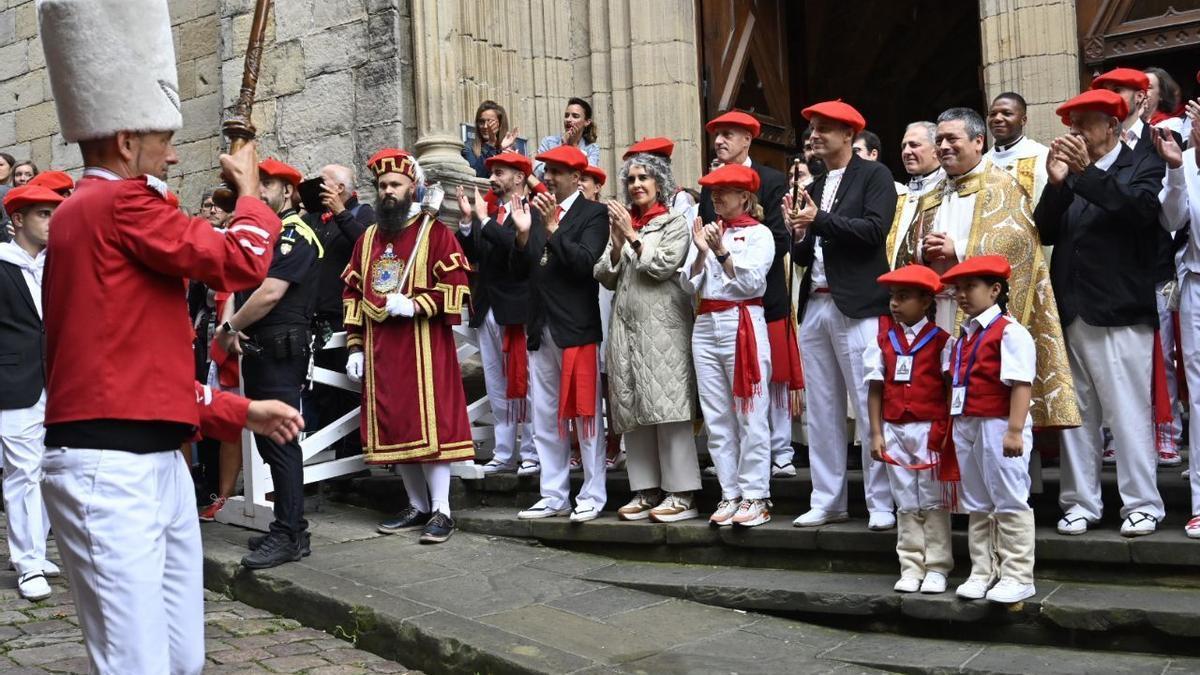 El alcalde de Hondarribia, Igor Enparan, junto a otros representantes políticos durante el paso del Alarde el pasado 8 de septiembre.