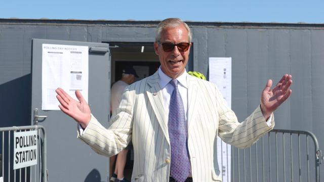 Nigel Farage saluda a sus simpatizantes tras votar en las elecciones en Clacton-On-Sea.