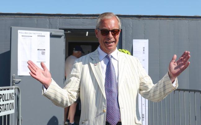 Nigel Farage saluda a sus simpatizantes tras votar en las elecciones en Clacton-On-Sea.
