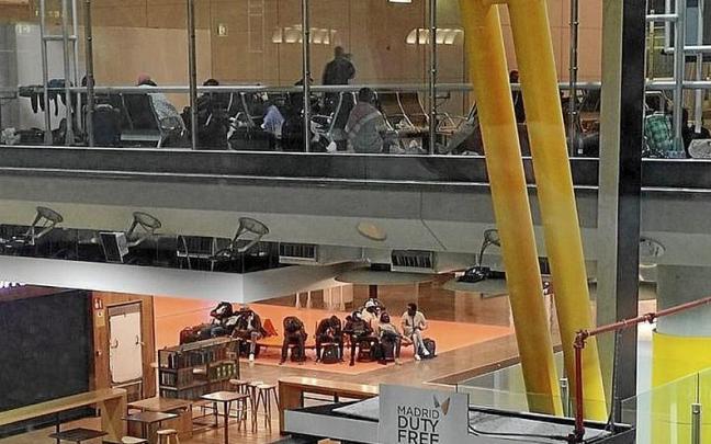 Migrantes solicitantes de asilo, tras hacer escala en Barajas. | FOTO: E.P.