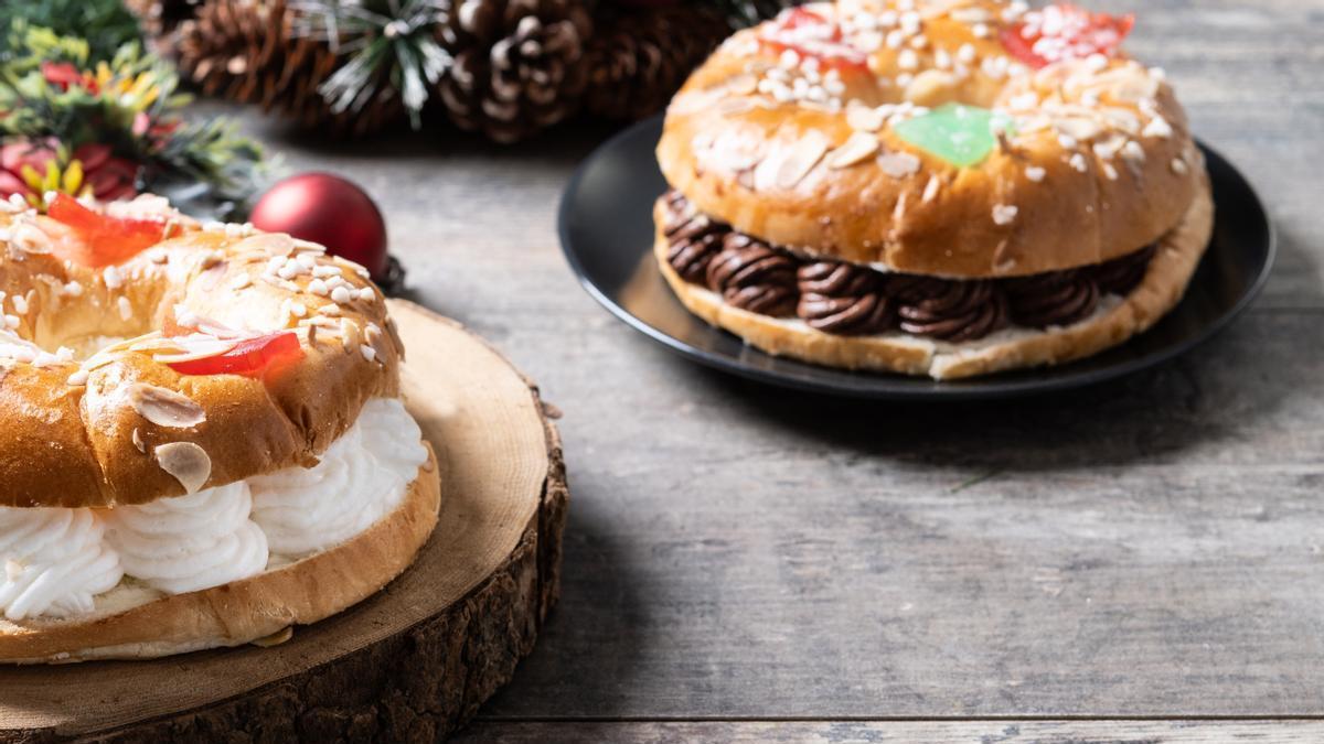 Dos roscones de Reyes de tamaño pequeño, uno relleno de nata y otro de chocolate
