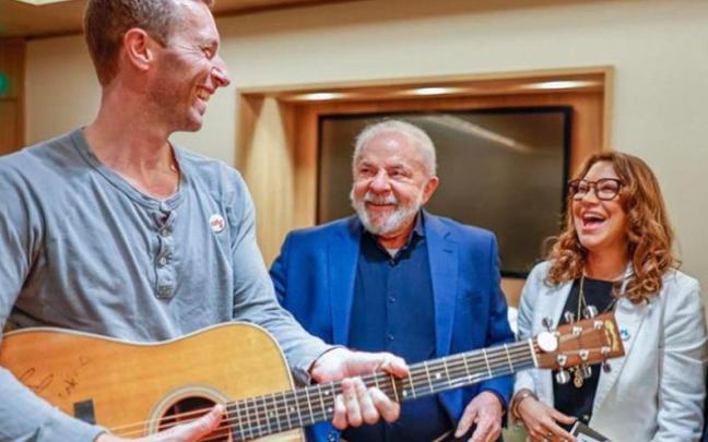 Chris Martin, con Lula y su esposa. Chris Martin, con Lula y su esposa.