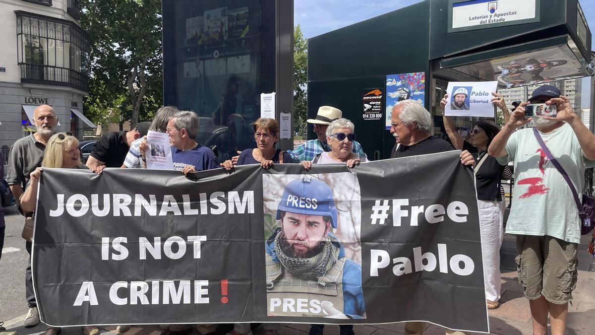 Concentración ante el consulado de Polonia en Madrid en demanda de la liberación del reportero Pablo González.