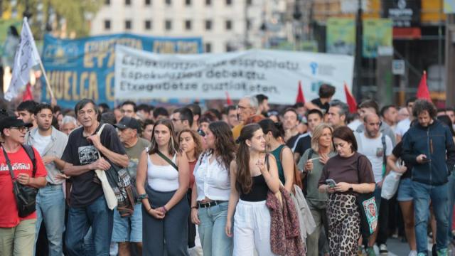 Más de 10.000 personas se manifestaron este viernes por las calles de Bilbao en contra de los desahucios y el negocio de la vivienda.