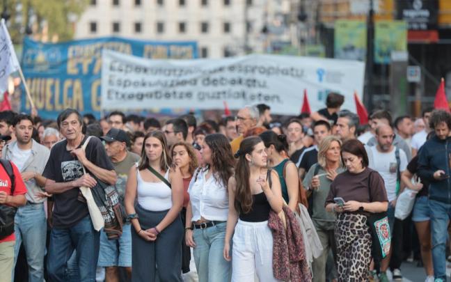 Más de 10.000 personas se manifestaron este viernes por las calles de Bilbao en contra de los desahucios y el negocio de la vivienda.