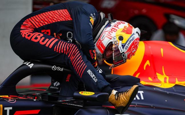 Verstappen sale de su monoplaza tras ganar la carrera al esprint. Verstappen sale de su monoplaza tras ganar la carrera al esprint.