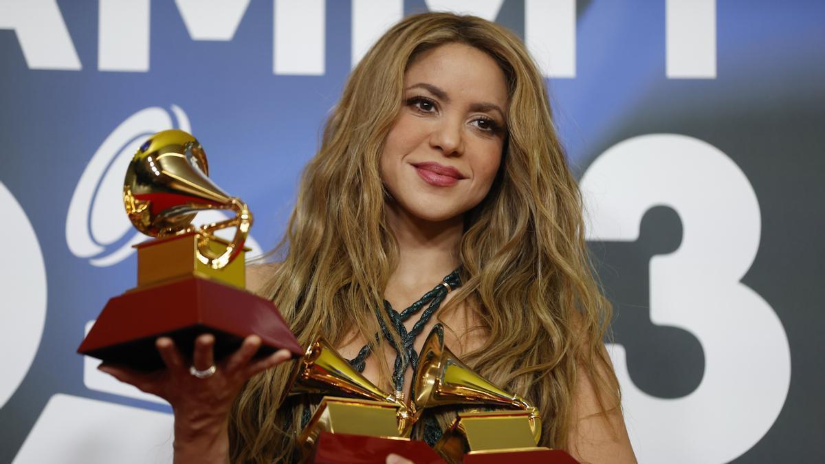 Shakira posa con sus tres premios Latin Grammy tras la gala celebrada en Sevilla.