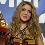 Shakira posa con sus tres premios Latin Grammy tras la gala celebrada en Sevilla. Shakira posa con sus tres premios Latin Grammy tras la gala celebrada en Sevilla.