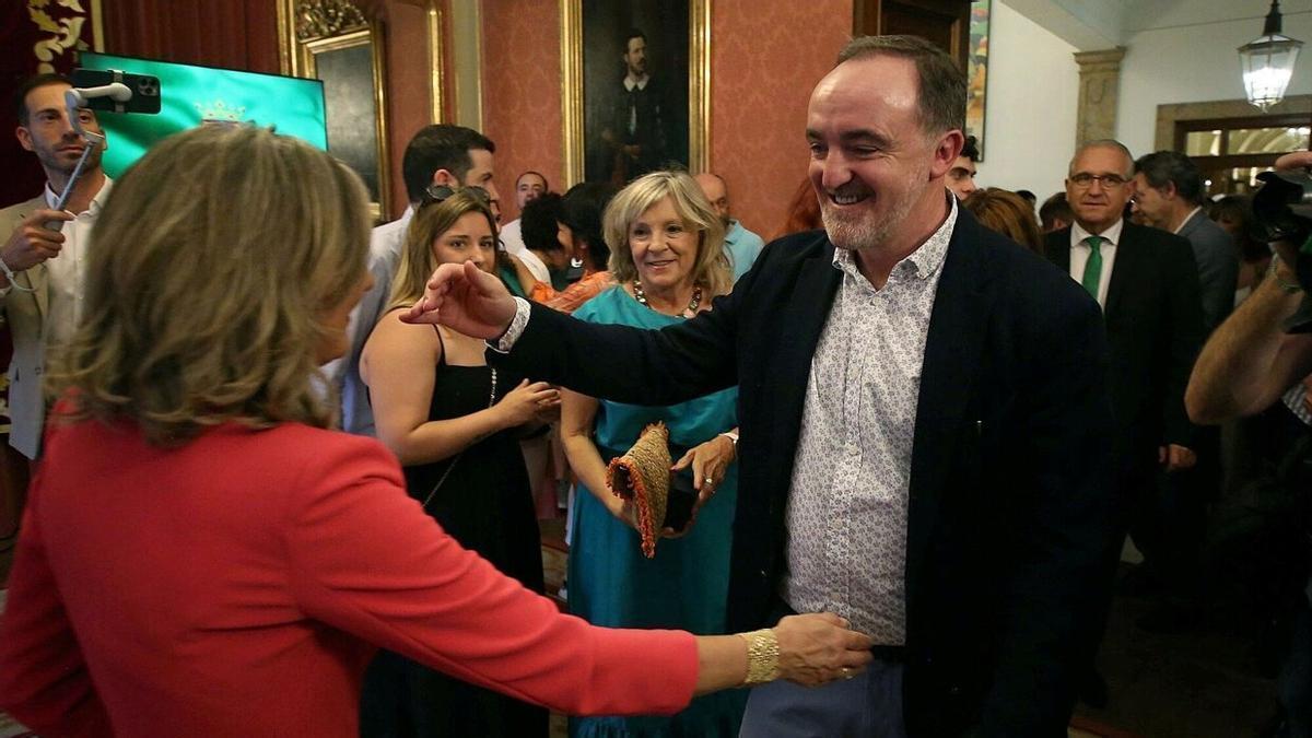 Javier Esparza, con gesto de satisfacción, a punto de abrazar a Cristina Ibarrola, de espaldas. La alcaldesa fue una de sus apuestas