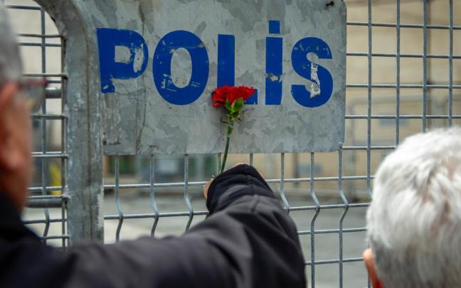 Imagen de archivo de una valla de la Policía de Turquía.
