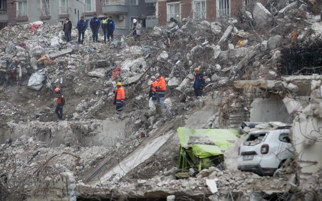 Equipos de rescate, entre los escombros de varios edificios. Equipos de rescate, entre los escombros de varios edificios.