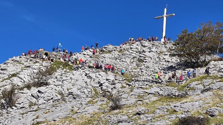 Una gran cruz de 11 metros de alto recibe a los montañeros que coronan el monte Ernio.