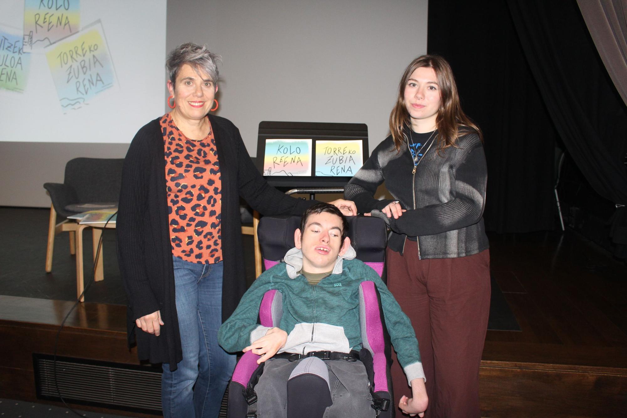 Lukene con su hija, Izar, e hijo Urdin, protagonista del cuento 'Koloreena'.