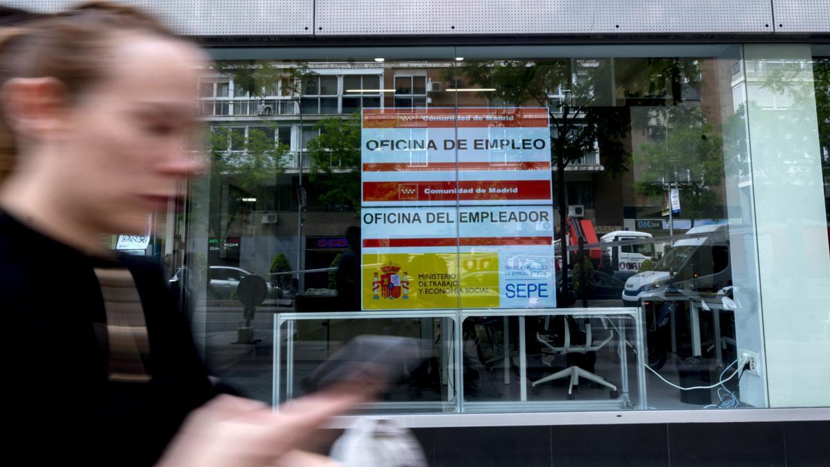 Una transeúnte pasa por delante de la oficina del SEPE