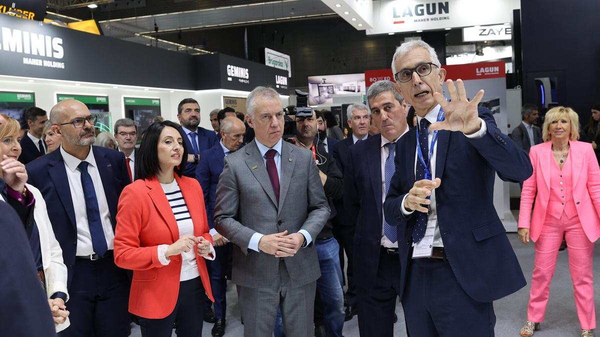 El lehendakari, Iñigo Urkullu, y la secretaria de Estado de Industria, Rebeca Torró, atienden las explicaciones del responsable de una de las firmas presentes en la Bienal.