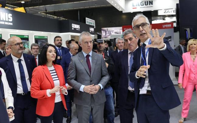 El lehendakari, Iñigo Urkullu, y la secretaria de Estado de Industria, Rebeca Torró, atienden las explicaciones del responsable de una de las firmas presentes en la Bienal.
