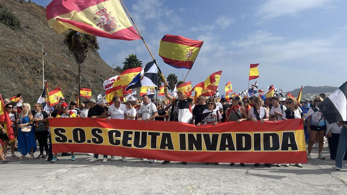 Cientos de ceutíes marchan hacia el Tarajal en defensa de la españolidad de Ceuta y de su frontera