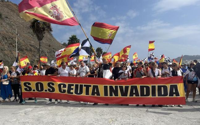 Cientos de ceutíes marchan hacia el Tarajal en defensa de la españolidad de Ceuta y de su frontera