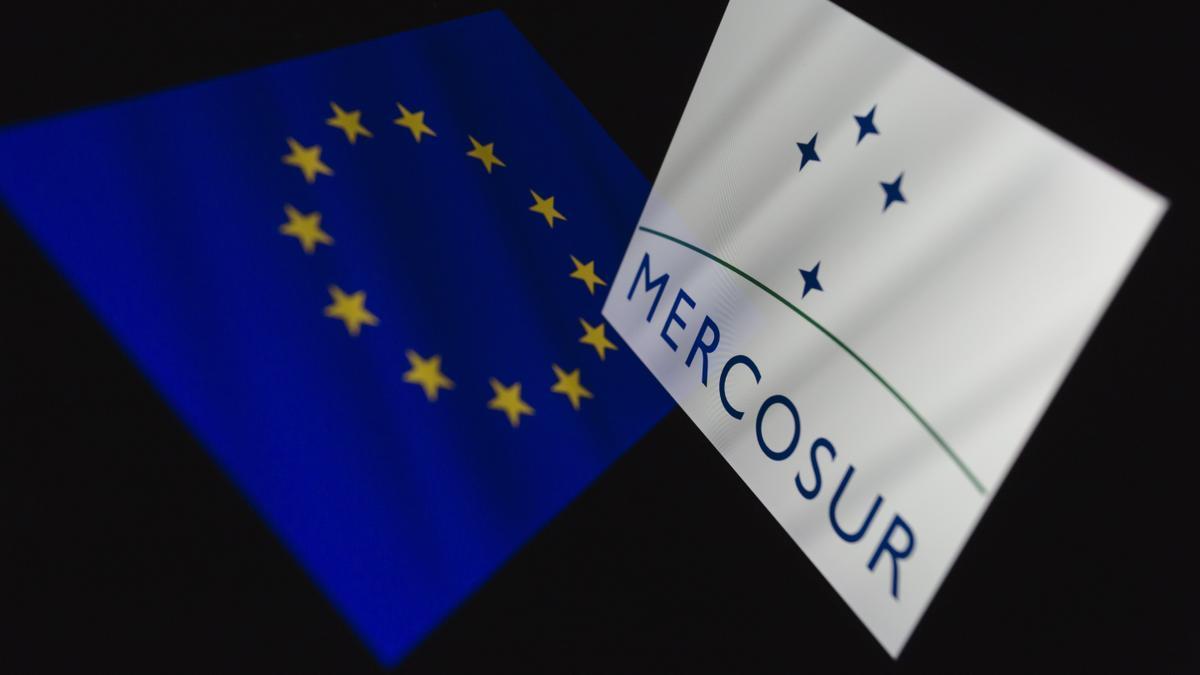 Banderas de la Unión Europea y de Mercosur.