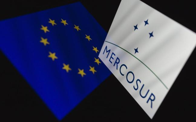Banderas de la Unión Europea y de Mercosur.