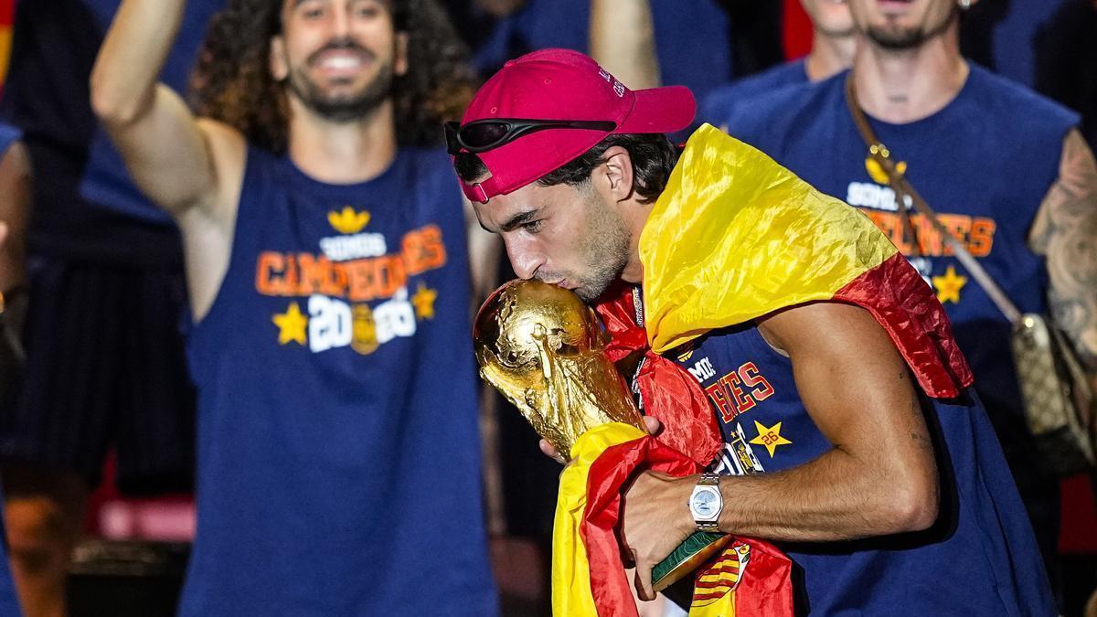 Ferran Torres besa la copa durante la celebración del Mundial en Madrid.