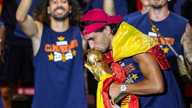 Ferran Torres besa la copa durante la celebración del Mundial en Madrid.