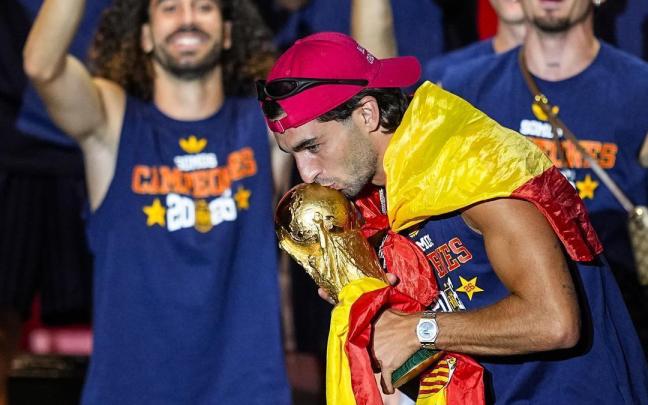 Ferran Torres besa la copa durante la celebración del Mundial en Madrid.