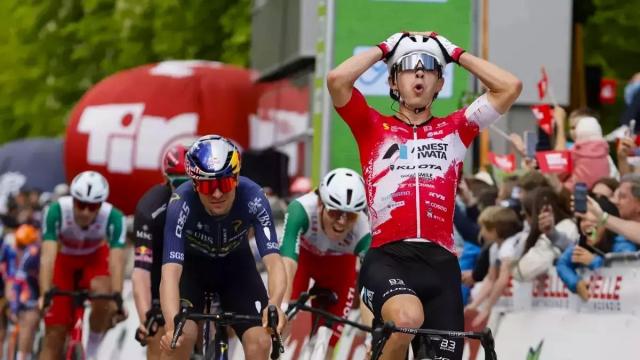 Dati, sorprendido, festeja la victoria en la primera etapa del Tour de los Alpes.