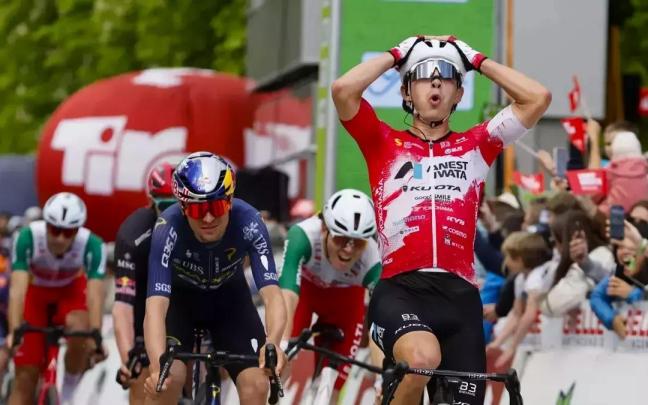 Dati, sorprendido, festeja la victoria en la primera etapa del Tour de los Alpes.