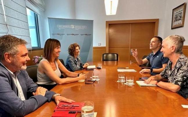 La consejera de Empleo y Trabajo. Idoia Mendia, durante la reunión con los representantes de ELA. La consejera de Empleo y Trabajo. Idoia Mendia, durante la reunión con los representantes de ELA.