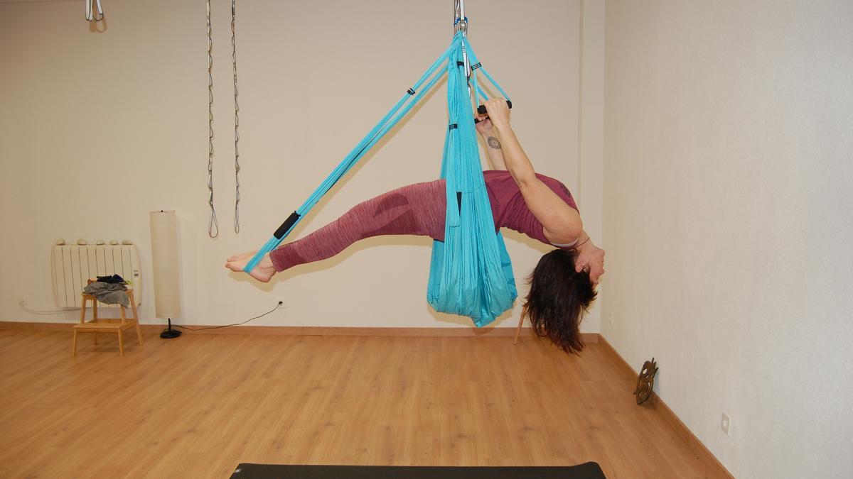 El Yoga Aéreo es una forma de yoga que combina posturas del tradicional y algunas suspendidas en el aire.