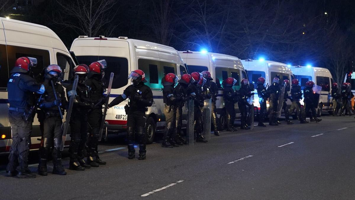 Imagen del dispositivo policial del pasado martes en los aledaños de Anoeta. / RUBEN PLAZA