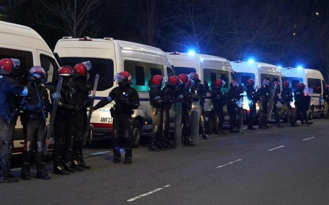 Imagen del dispositivo policial del pasado martes en los aledaños de Anoeta. / RUBEN PLAZA