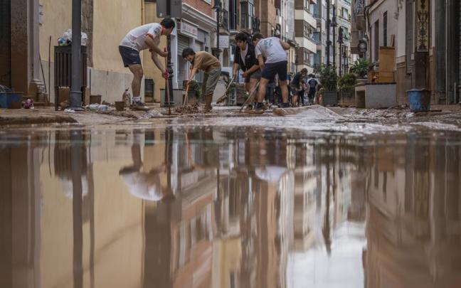 Varias personas colaboran en las labores de limpieza en Aldaia, Valencia / E.P. Varias personas colaboran en las labores de limpieza en Aldaia, Valencia