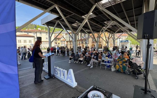 Acto de bienvenida celebrado el domingo en la plaza Biteri.