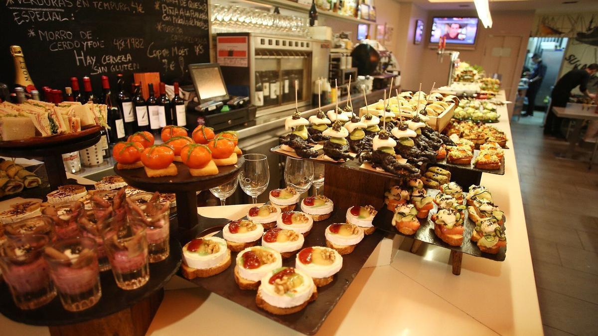 Barra de pintxos en un bar de Donostia.