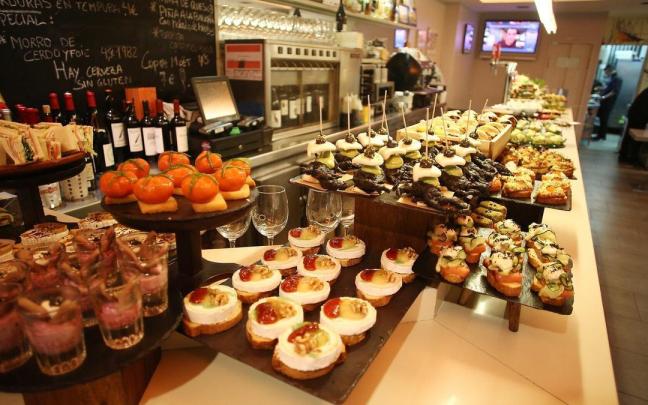 Barra de pintxos en un bar de Donostia.